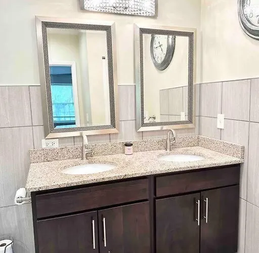 Beautifully Renovated House 10 Mins From Downtown Casa vacanze *